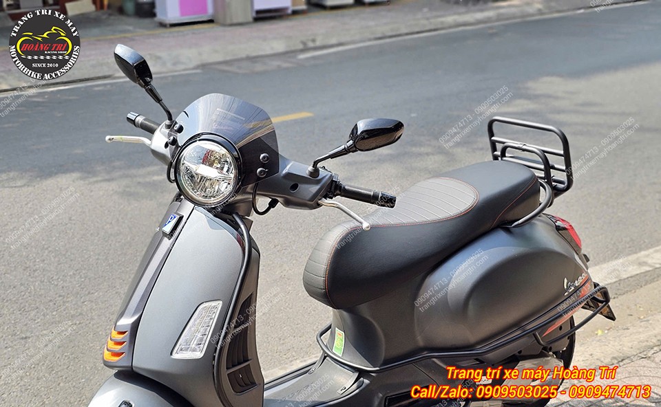 Đi cùng đó là chiếc baga sau chuẩn phong cách cổ điển cho xe Vespa GTS