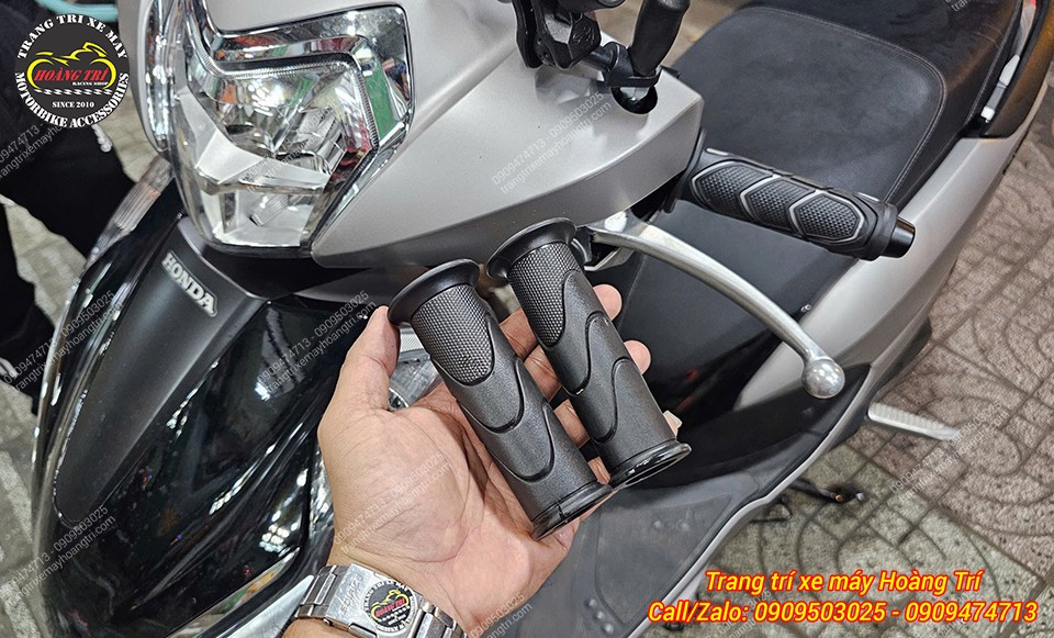 Trên tay cặp bao tay zin của xe Lead đã được tháo ra