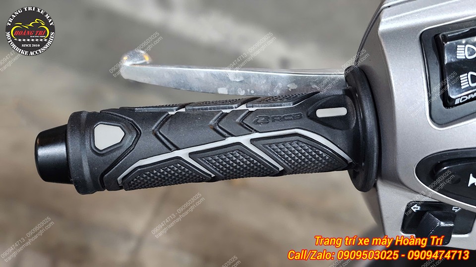 Được thiết kế thông minh với các rãnh và làm nổi giúp bám chắc tay lái