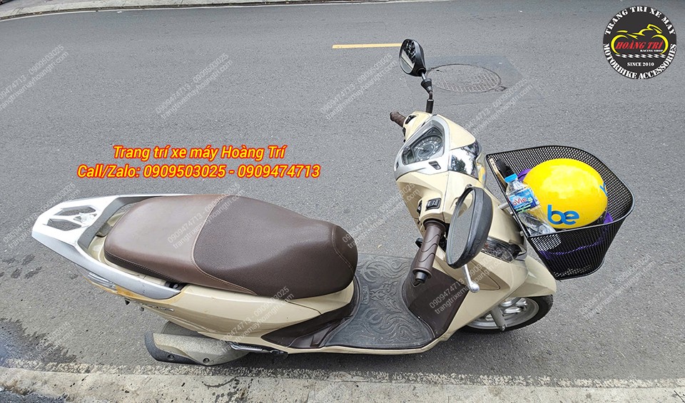 Chai nước, áo mưa, nón bảo hiểm,... các phụ kiện cần sử dụng ngay rất tiện lợi