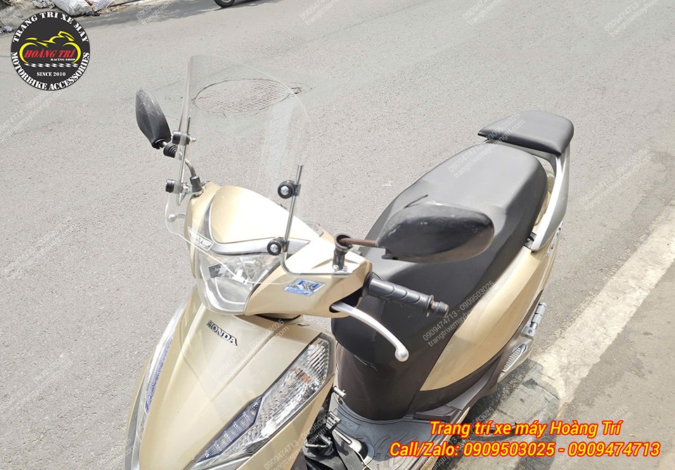 Mẫu kính được gắn tại vị trí chân kính rất tiện lợi