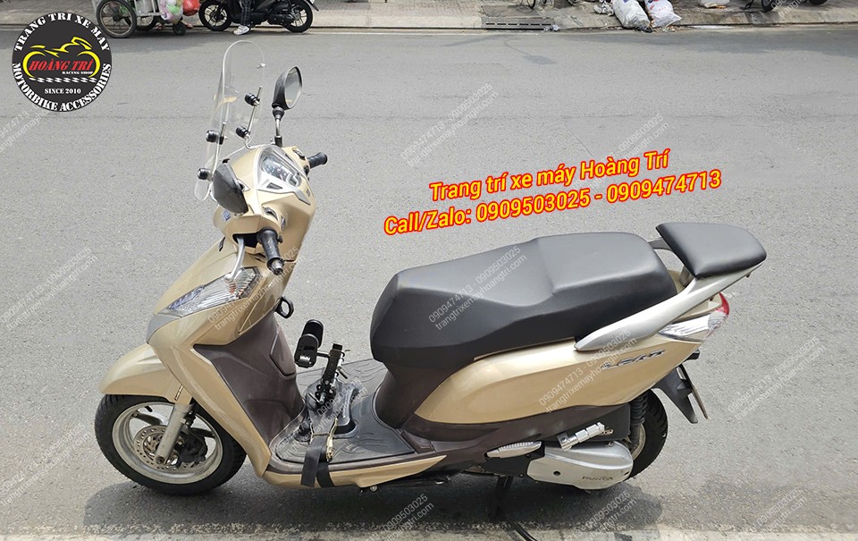 Tổng thể xe Lead nâng cấp nhẹ với một số phụ kiện tại shop