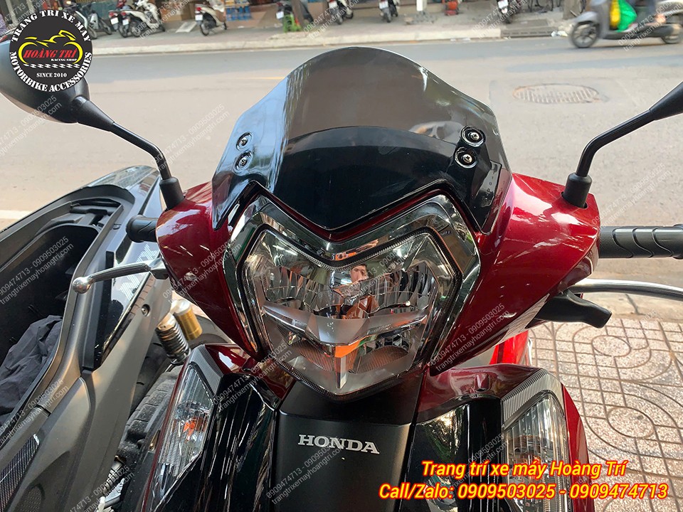 Kính chắn gió Lead 2025 HQ V2 màu đen khói cá tính