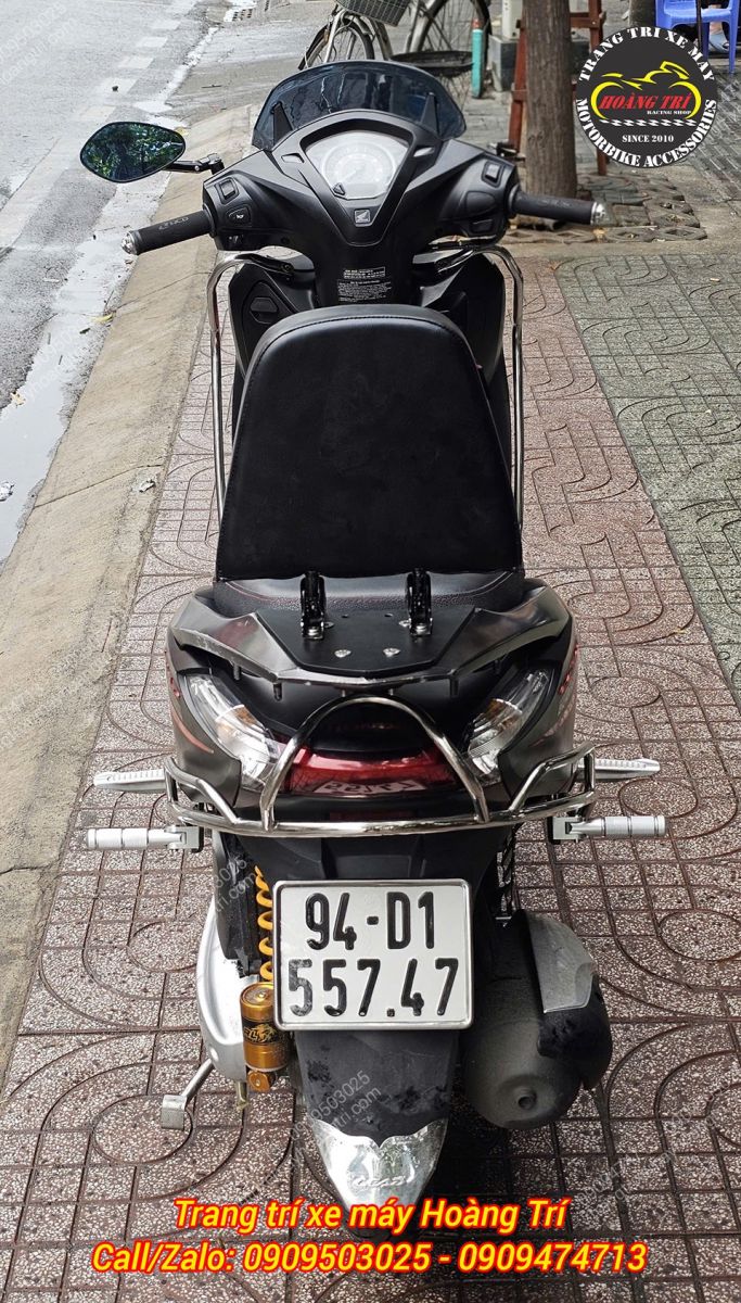 Góc nhìn phía sau, khách còn gắn thêm gác chân phụ