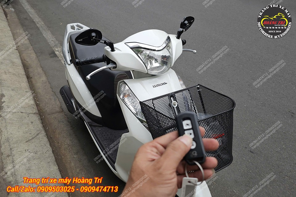 Bấm tìm xe, giữ remote để điều khiển tiện lợi hơn