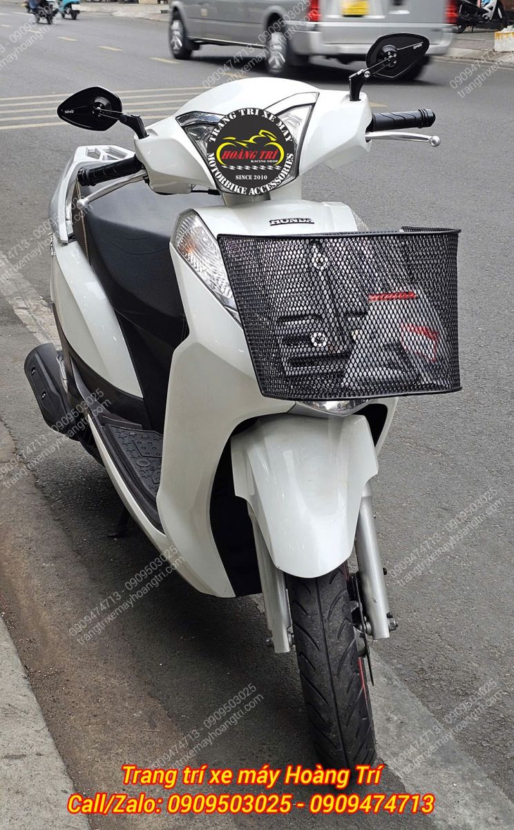 Phía trước còn gắn thêm rổ mặt nạ tiện lợi