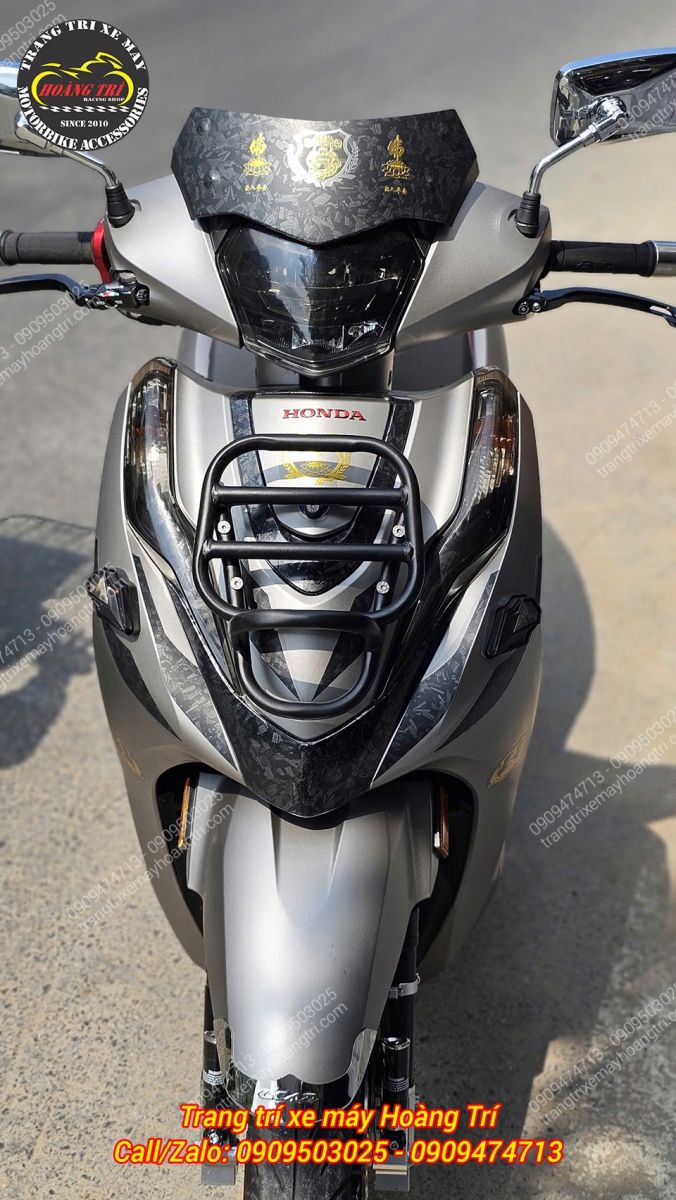 Góc trực diện chiếc Lead gắn baga trước kiểu cổ điển