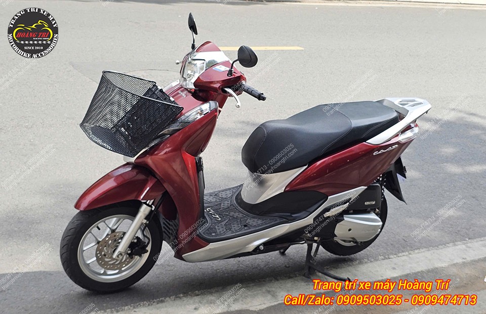 Một chiếc Lead khác gắn rổ trước tăng tiện ích