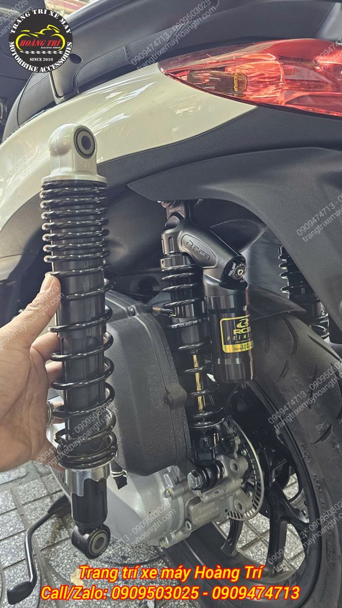 Trên tay là phuộc zin vừa tháo, chuẩn bị thay thế bằng phuộc RCB VD ti vàng