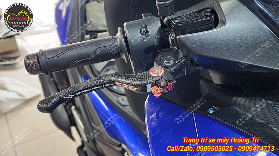 NVX V3 được trang bị tay thắng CRG Carbon logo đỏ nổi bật