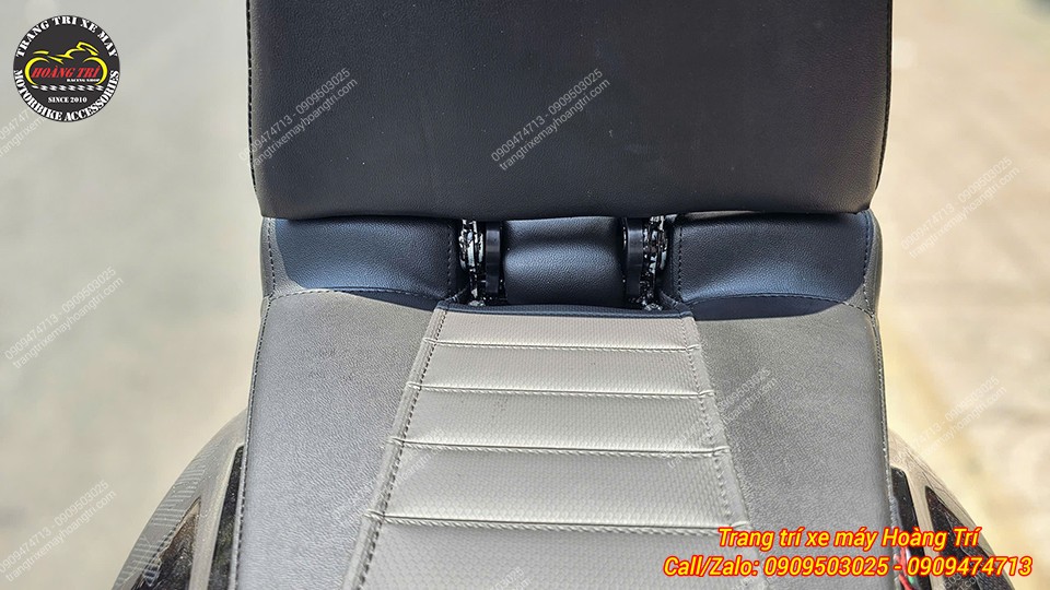 Phần yên trước bật lên với kết cấu chắc chắn