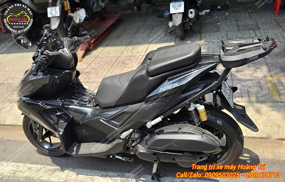 Anh khách kết hợp cùng baga sau Givi chính hãng cho NVX V3