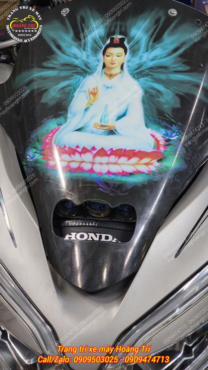 Sau khi chế xong, tiếp tục cắt phần kính chắn gió của xe