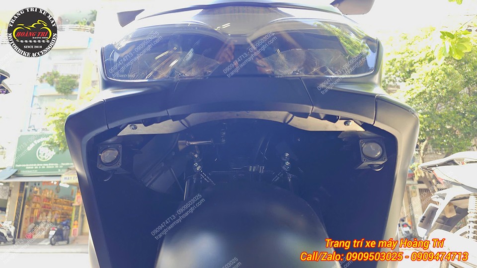 Pát được cố định chắc chắn dưới cụm đèn pha của xe