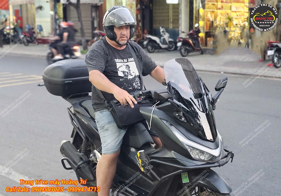 Đã hài lòng, giờ chỉ việc vi vu dạo phố cùng người thương thôi anh!