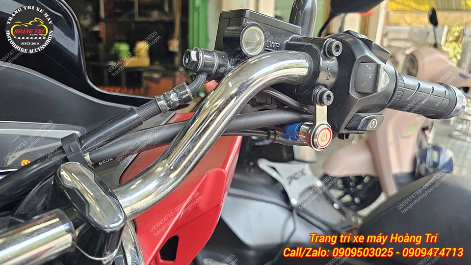 Cận cảnh công tắc LED trên ghi đông PCX 160 rất hiện đại