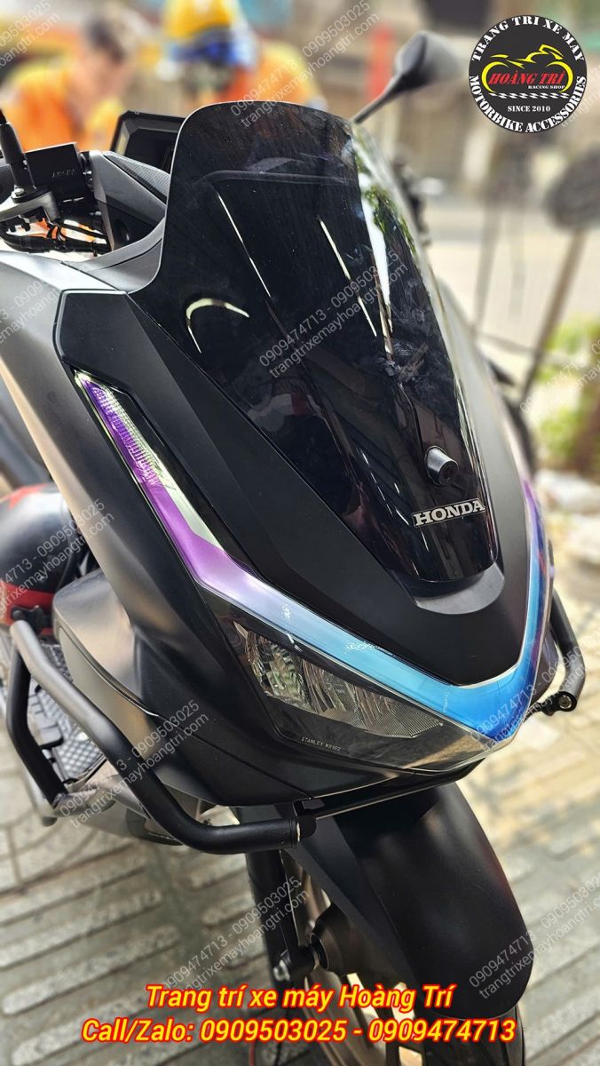 Có thể thấy phụ kiện lắp phía trước kính chắn gió PCX 160