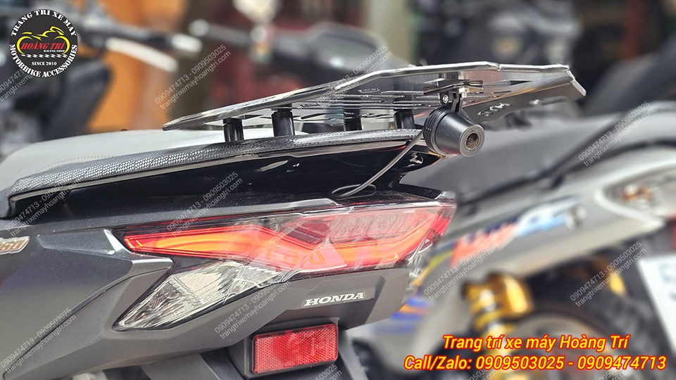 Lắp phía dưới baga sau giúp ghi hình toàn cảnh phía sau