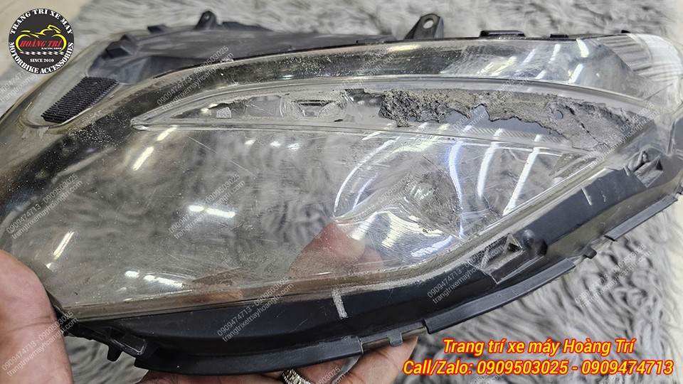 Hiện trạng trước khi tháo mica đèn pha để thay mới cho PCX 2018