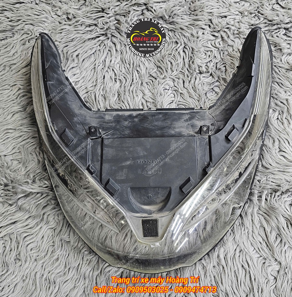 Tổng thể mica PCX 2018 đã xuống cấp, chóa đèn mờ và nhiều vết trầy xước