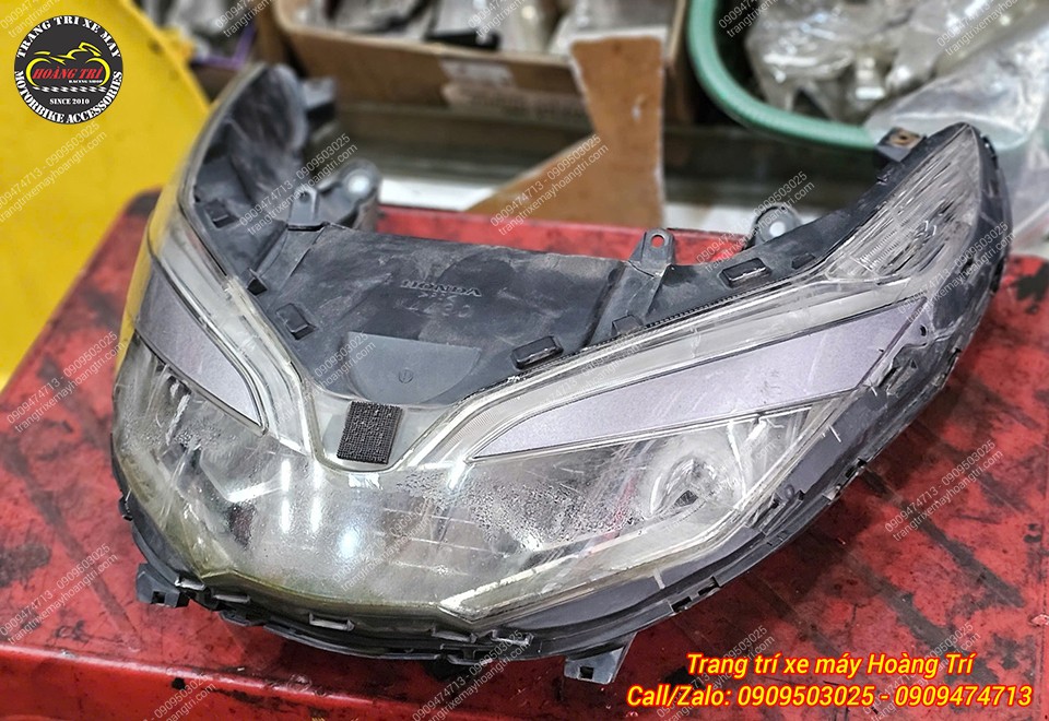 Bị đọng hơi nước bên trong nên khó quan sát - Anh khách quyết định thay mới