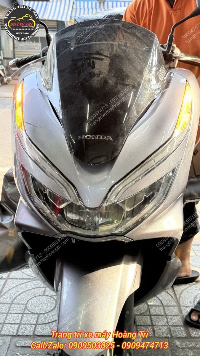 Mica mới giúp ánh sáng xuyên qua tốt hơn, mang lại vẻ tự tin cho xế cưng