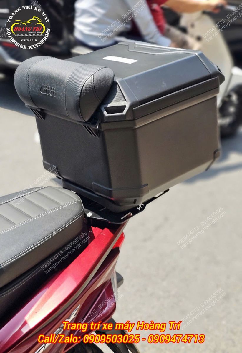 Thùng Givi U37 chính hãng được nâng cấp cùng nệm tựa lưng