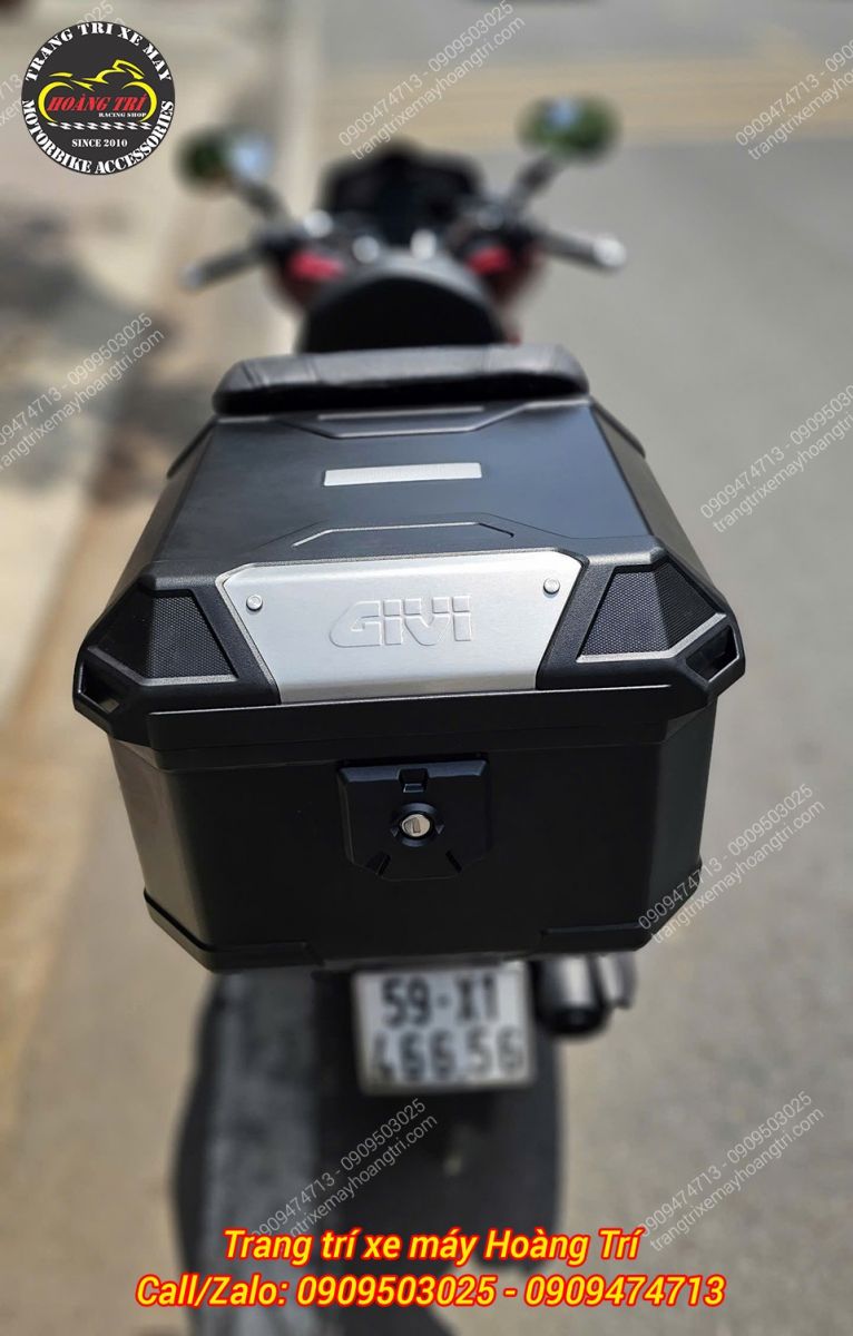 Góc nhìn phía sau với thùng Givi U37 chính hãng trên xe