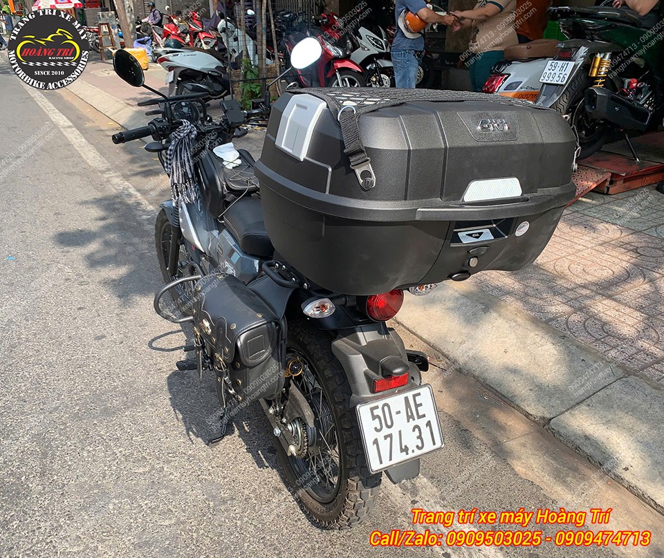 Góc nghiêng thùng Givi B45NM-ADV trên PG-1 cho thấy độ gọn gàng và lắp cân đối