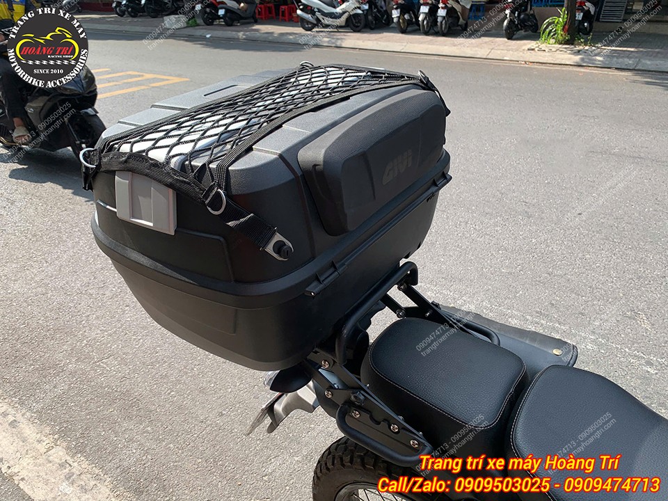 Cận cảnh thùng Givi B45NM-ADV kết hợp lưới ràng đồ tăng tiện ích khi chở đồ