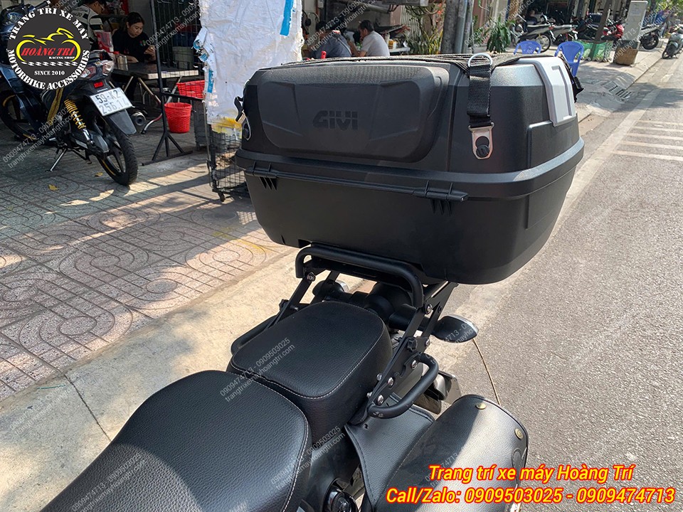 Thùng Givi B45NM-ADV từ phía trước với nệm tựa lưng êm ái cho người ngồi sau