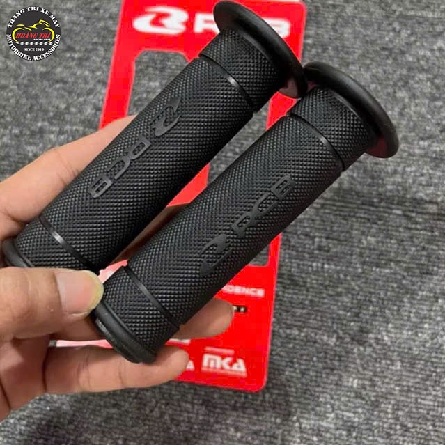 Trên tay mẫu bao tay Racing Boy HG55 với logo được in nổi trên sản phẩm