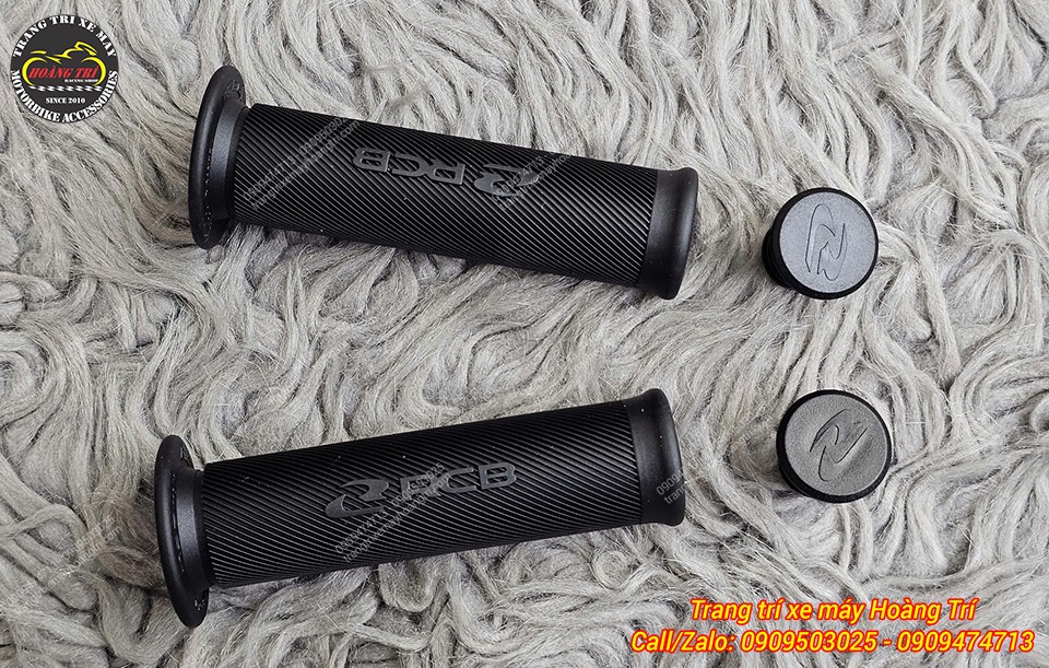 Được in nổi trên thân bao tay và cuối bao tay mẫu logo thương hiệu RCB