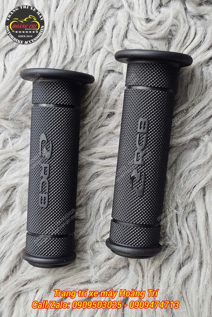 Trên mỗi bao tay được in nổi logo RCB đơn giản, sang trọng