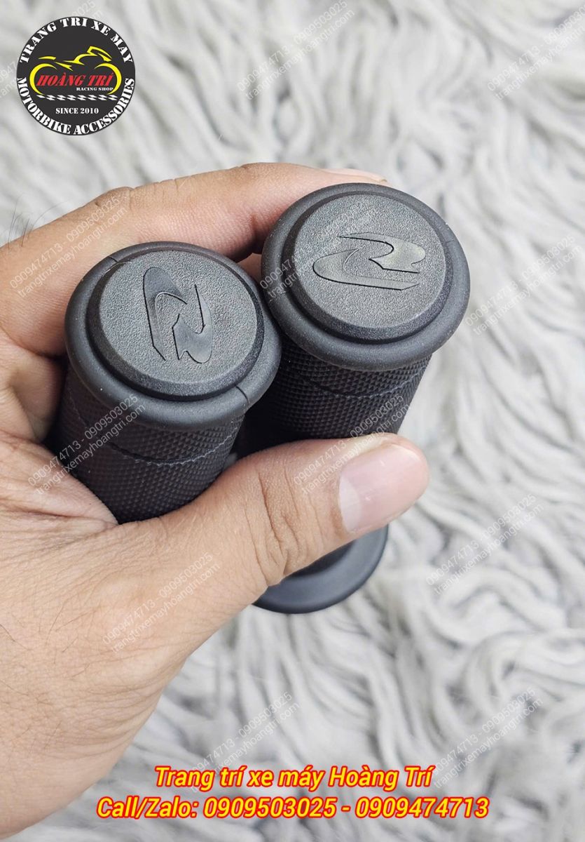 Ngoài ra, ở cuối bao tay RCB HG55 chính hãng cũng được in nổi logo RCB