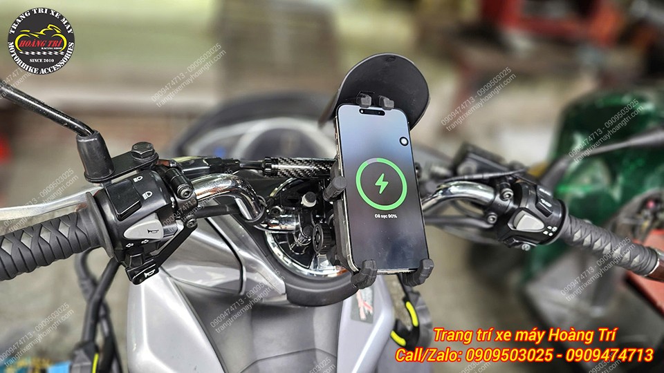 Kiểm tra tính năng sạc điện thoại trước khi bàn giao xe cho khách