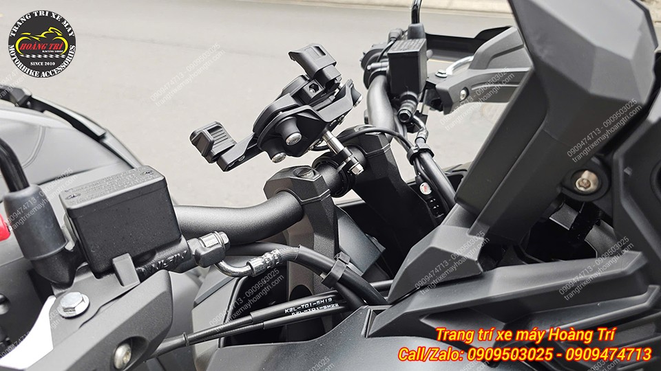 Anh khách lắp giá đỡ điện thoại Loboo P02S trên ghi đông xe