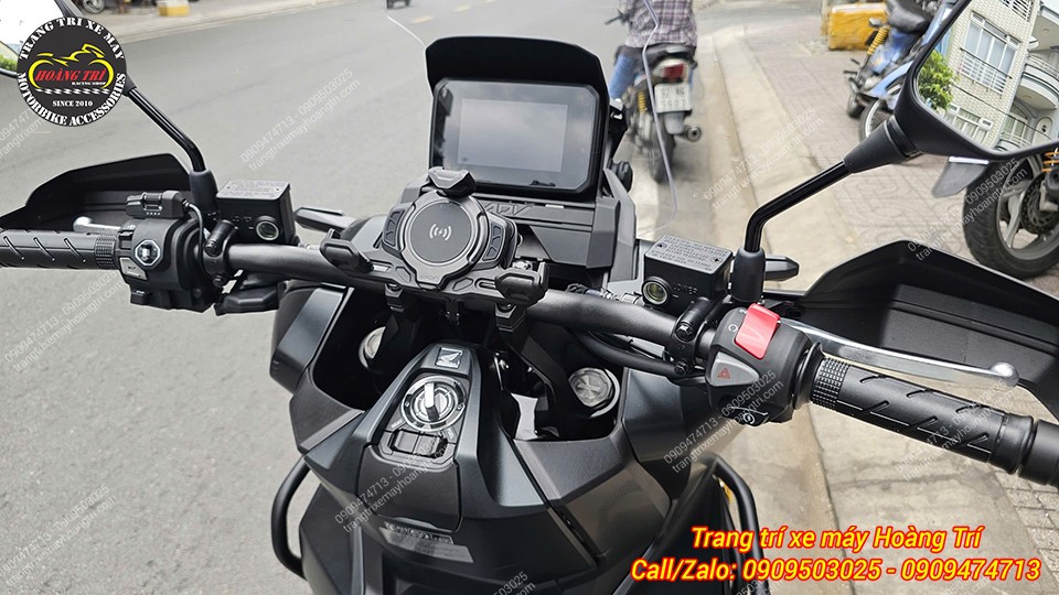 Vị trí này giúp dễ dàng quan sát thông tin trên điện thoại và đồng hồ zin