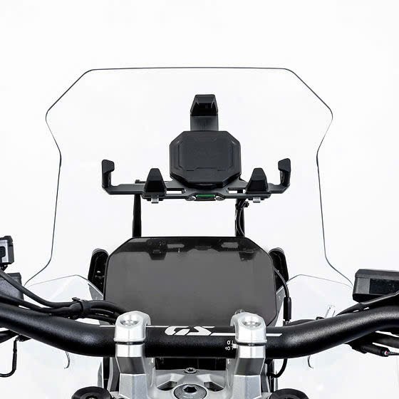 Tích hợp sạc không dây nên không cần dùng dây sạc cắm vào điện thoại