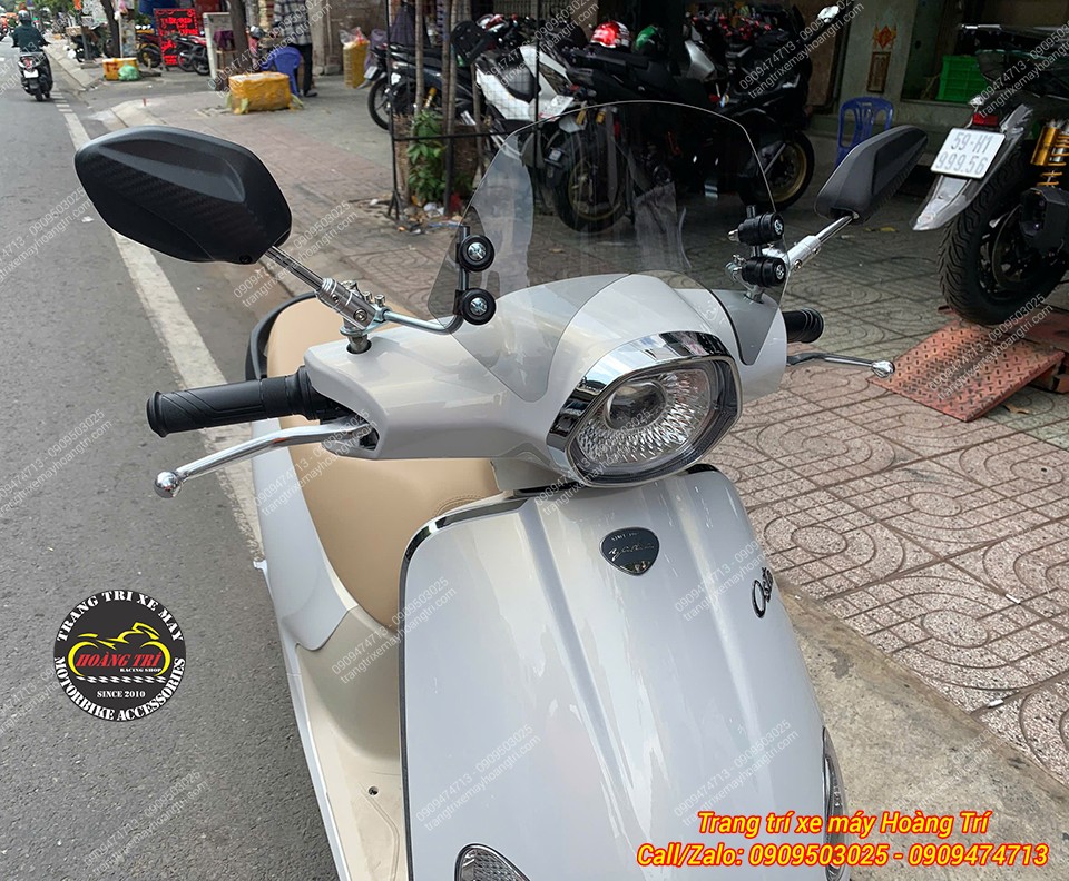 Kính chắn gió xe máy điện Yadea đã được lắp đặt trên xe