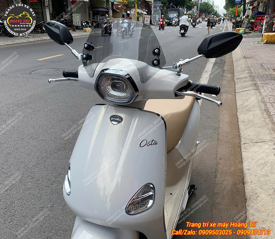 Mẫu Yadea Osta trang bị kính chắn gió gắn tại chân kính
