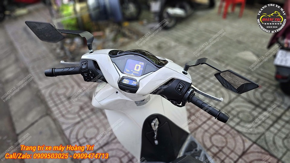 Thiết kế cánh gió đẹp mắt kết hợp mặt kính rộng hỗ trợ quan sát tốt