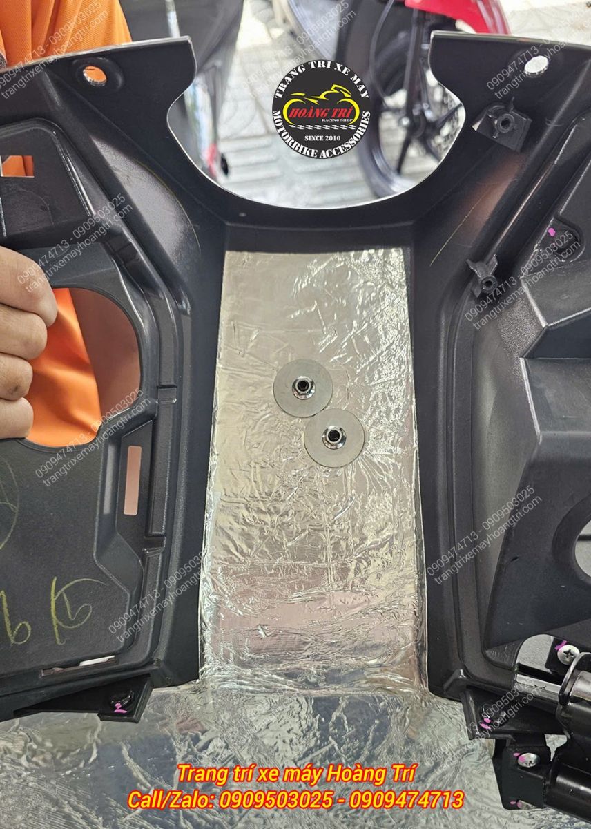 Khoan lỗ dàn áo và bắt ốc trực tiếp tại vị trí trung tâm yếm ổ khóa