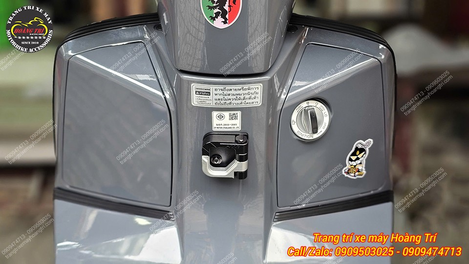 Anh khách chọn móc treo đen bạc phù hợp tông màu xám của xe Lambretta