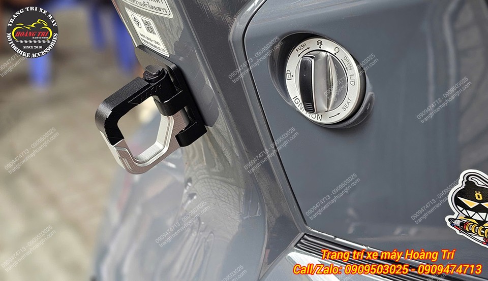 Khi cần có thể bật ra để treo túi đồ tiện lợi