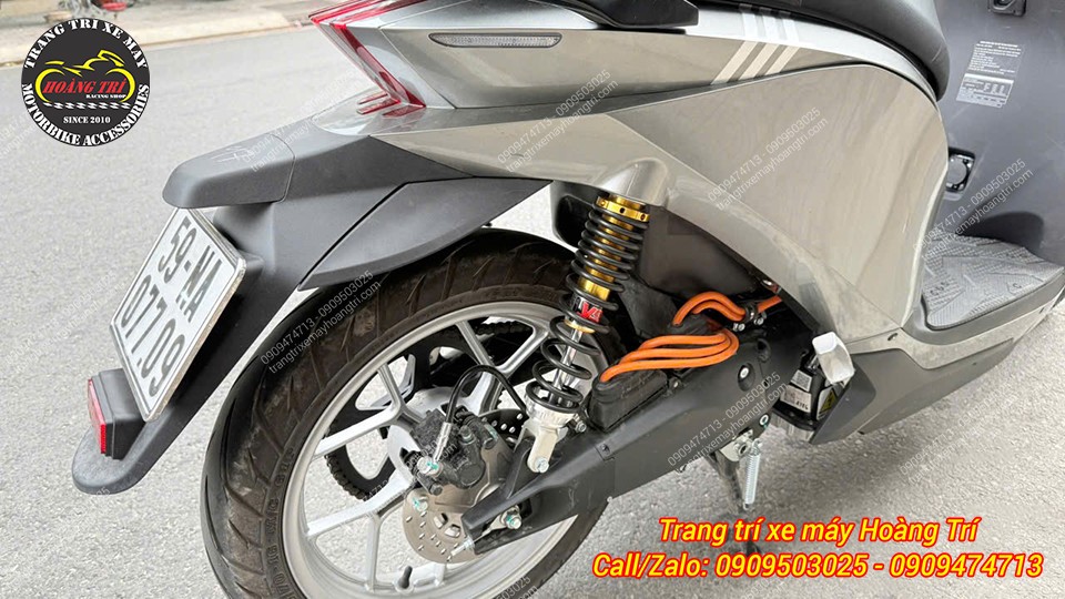 Khác với phuộc bên trái, phuộc bên phải không cần cắt nhựa vẫn lắp được