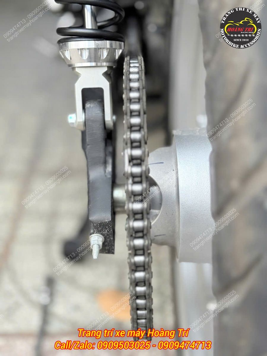 Góc nhìn từ phía sau cho thấy phuộc không bị cạ cấn khi lắp