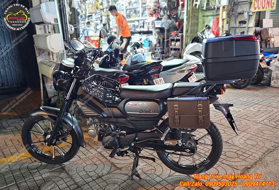 Dù là xe 50cc nhưng thiết kế mạnh mẽ, kết hợp thùng sau và túi hông
