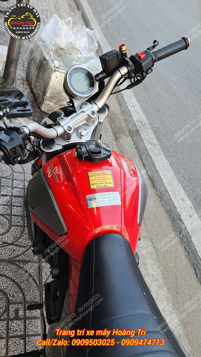 Móc chữ U được nâng cấp 2 bên cùm công tắc của xe GPX Demon