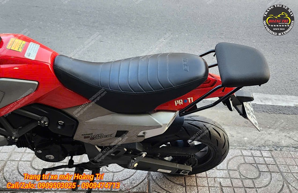 Baga sau nối dài kết hợp cùng nệm KTC mang đến kiểu dáng xe dài hơn nguyên bản